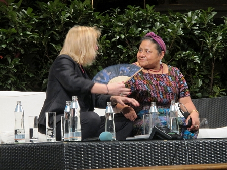 Die Friedensnobelpreisträgerinnen Jody Williams und Rigoberta Menchú Tum tauschen Blicke aus